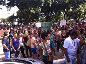 Professores em greve fazem concentração na Praça Raposo Tavares e seguem para casa de deputado estadual